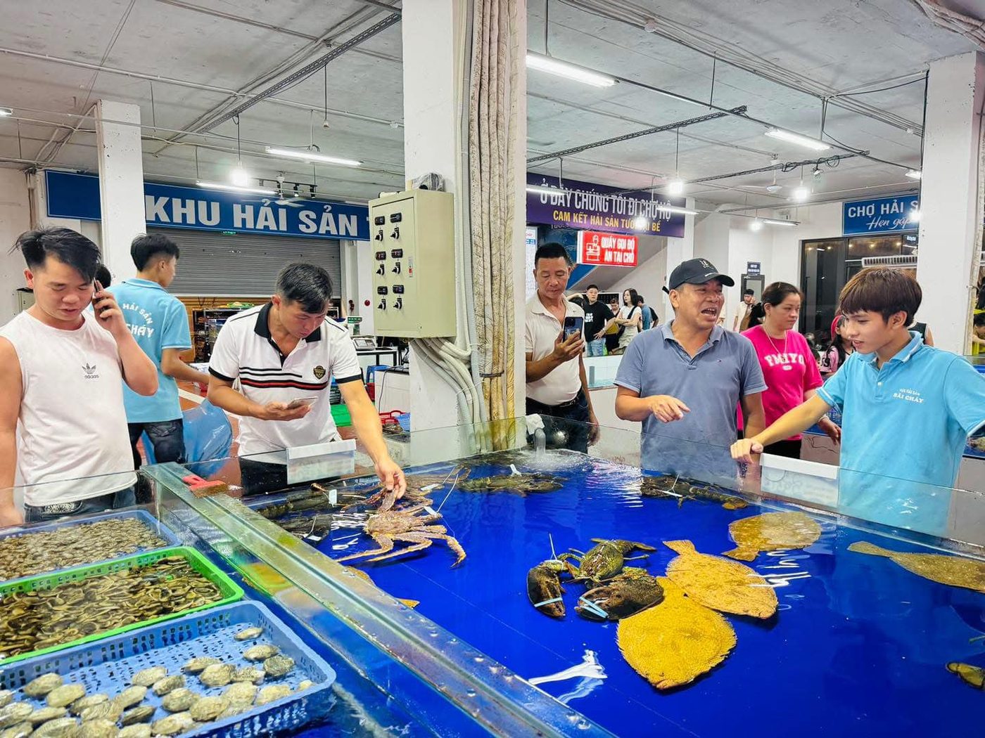 Khách hàng tham quan mua sắm tại Vựa Hải Sản Bãi Cháy Hạ Long
