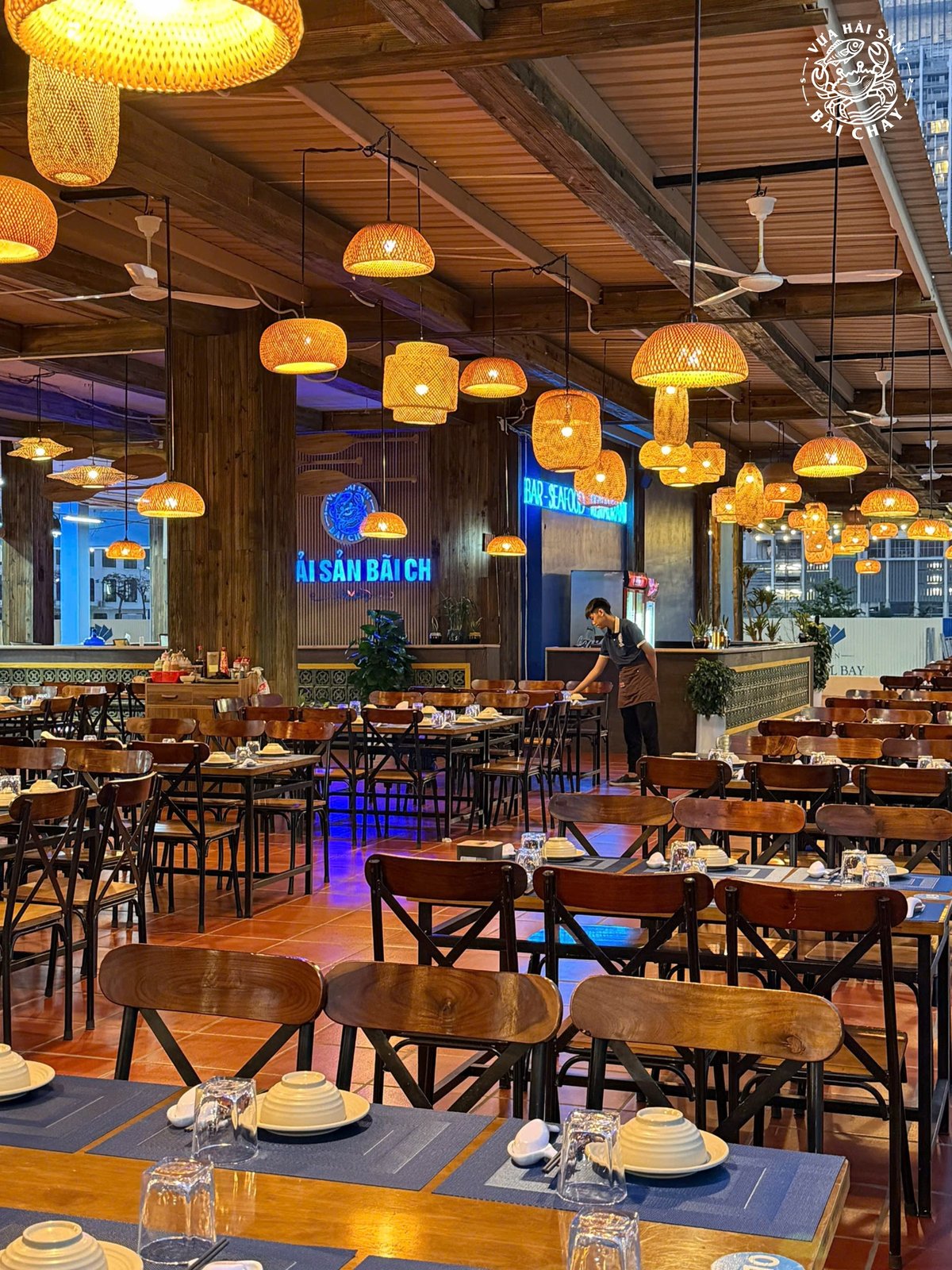 Không gian nhà hàng Bar Seafood Vựa Hải Sản Bãi Cháy – đèn tre ấm cúng