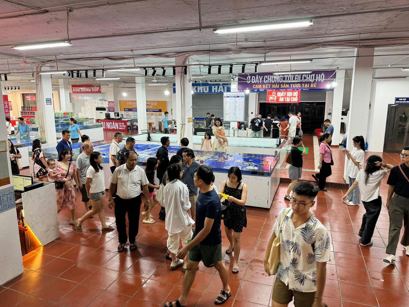 Nội thất siêu thị hải sản Bãi Cháy – khu hải sản tươi sống