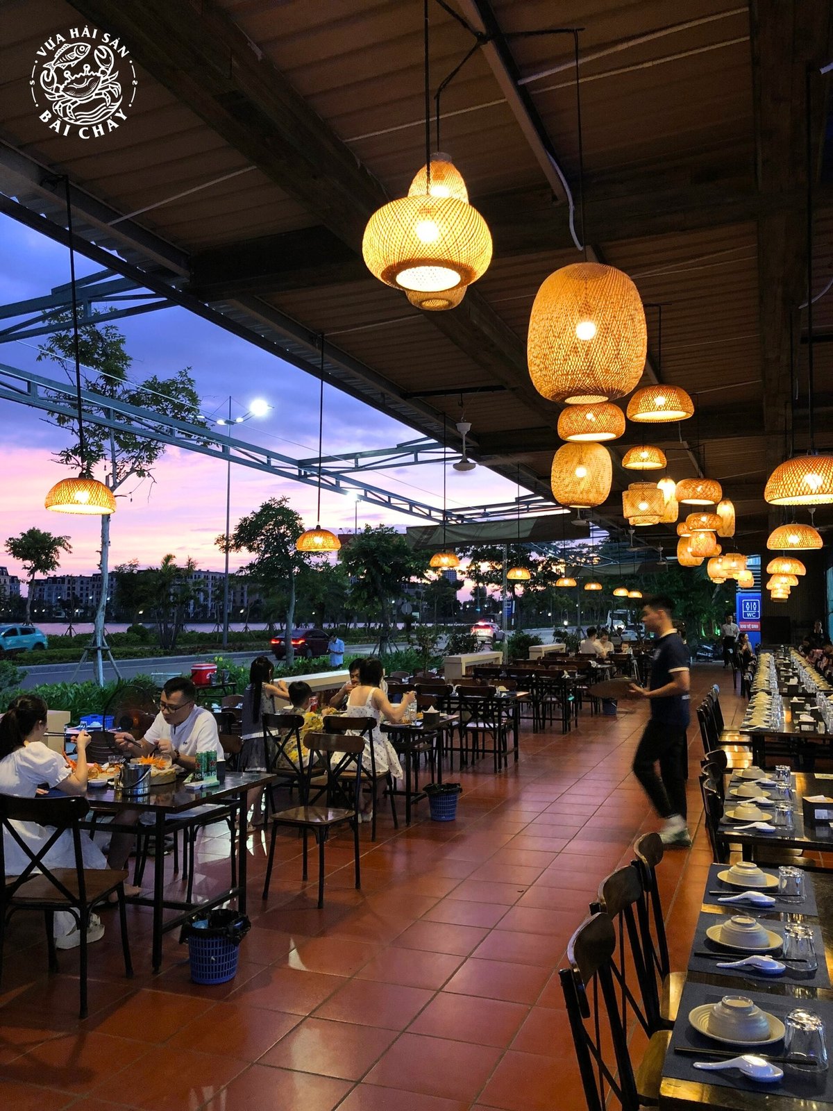 Khu ăn ngoài trời hoàng hôn Vựa Hải Sản Bãi Cháy Hạ Long